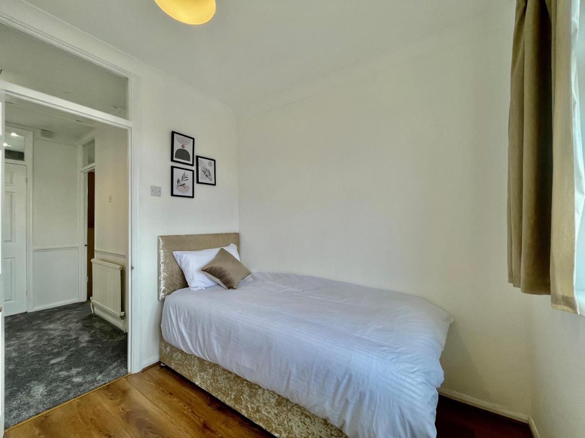 Stylish 3 Bed Chigwell Home With Free Parking Extérieur photo