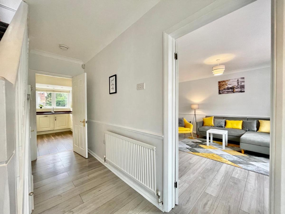 Stylish 3 Bed Chigwell Home With Free Parking Extérieur photo