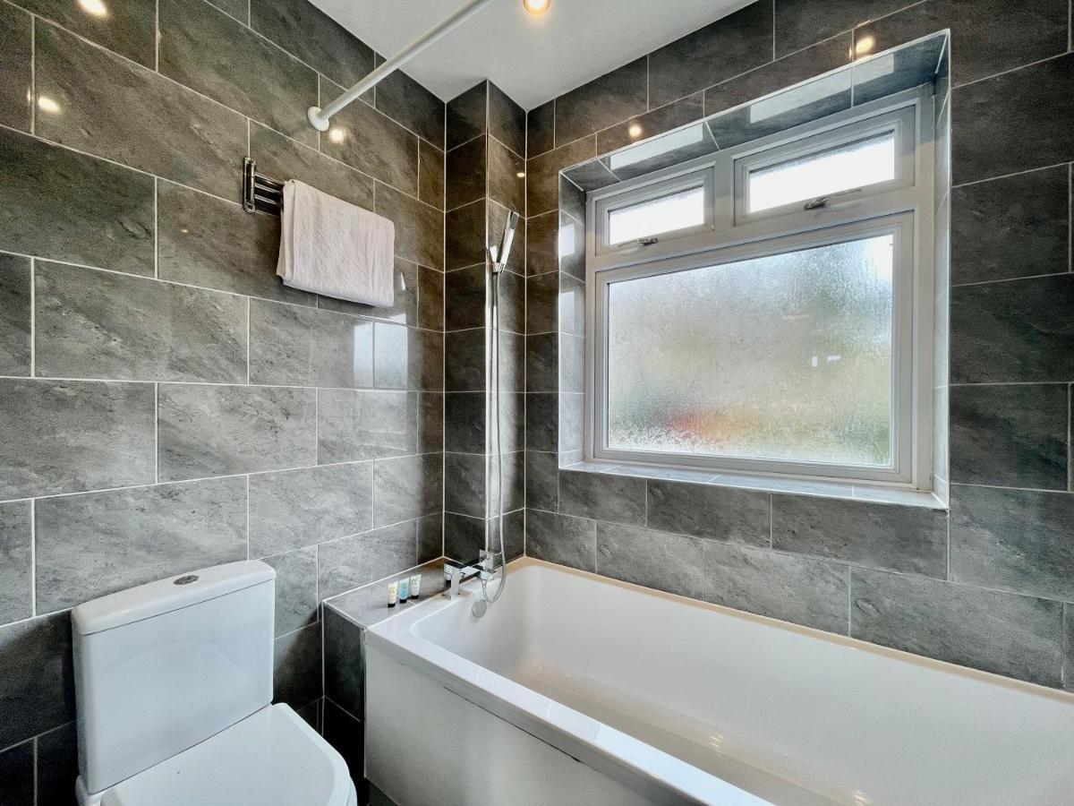 Stylish 3 Bed Chigwell Home With Free Parking Extérieur photo