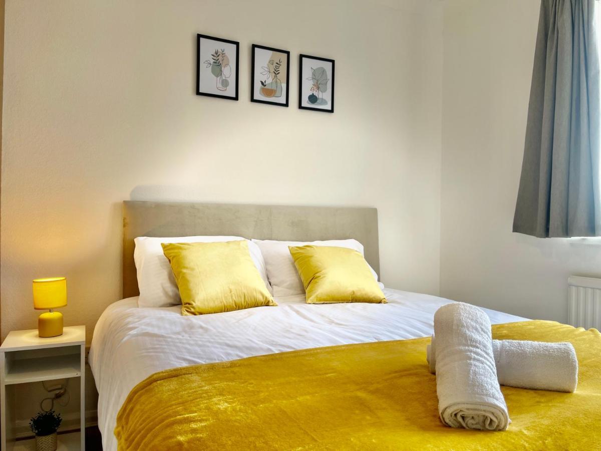Stylish 3 Bed Chigwell Home With Free Parking Extérieur photo